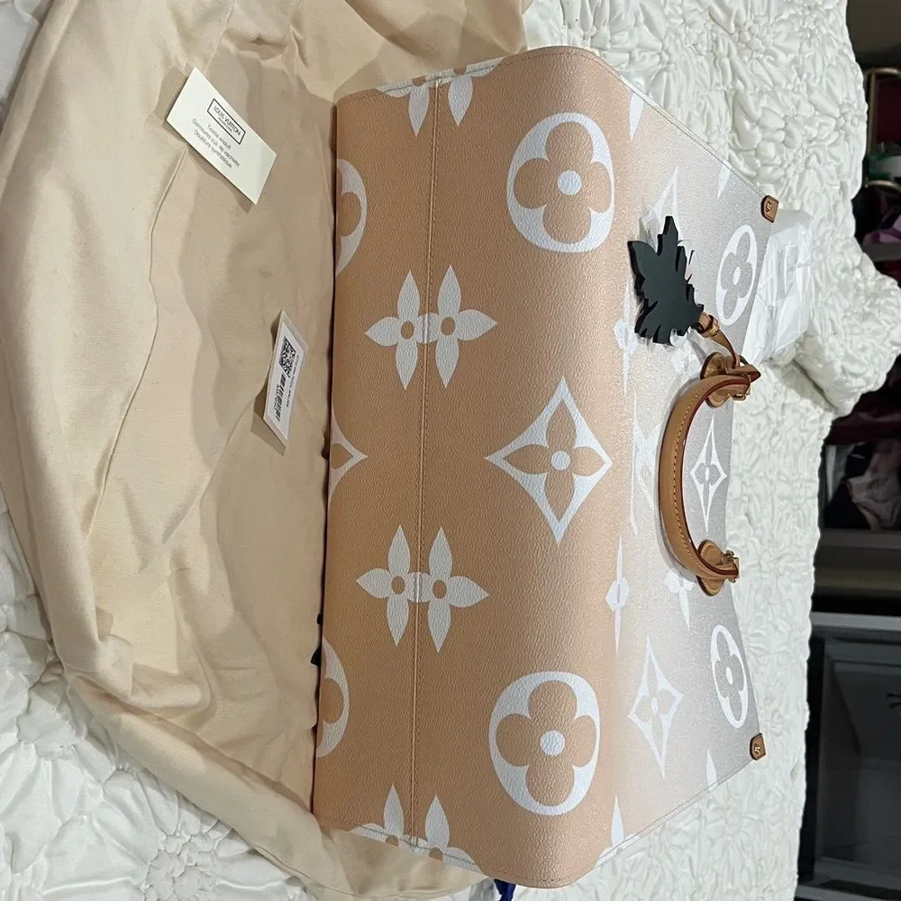 Louis Vuitton GM on the go pool collection